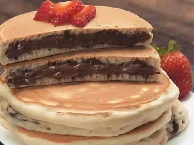 panquecas recheadas com chocolate e morangos 🍓