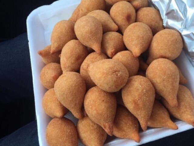 uma porção de coxinhas