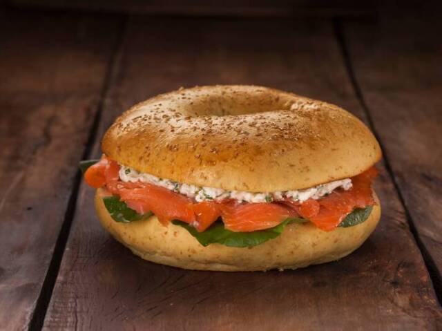 Bagel com salmão