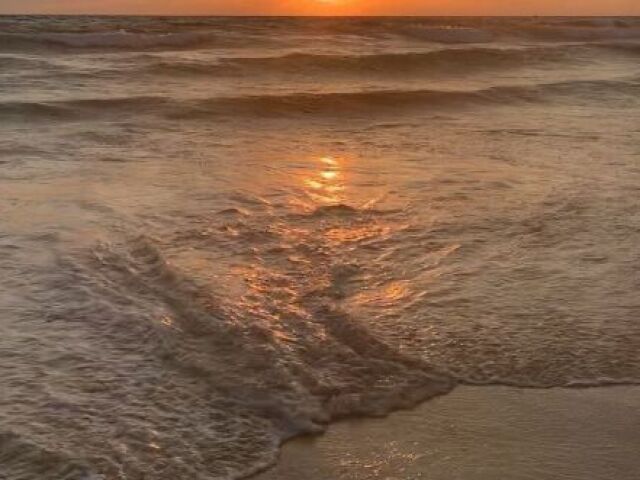 ✧*:.Na praia, ou perto de uma cachoeira.:*✧