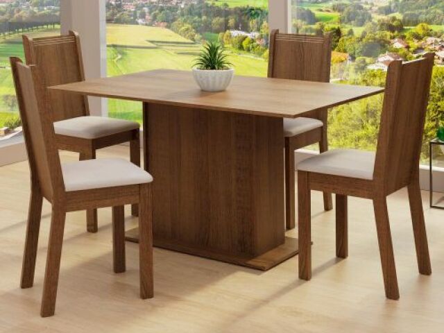 Mesa de Madeira com 4 cadeiras.