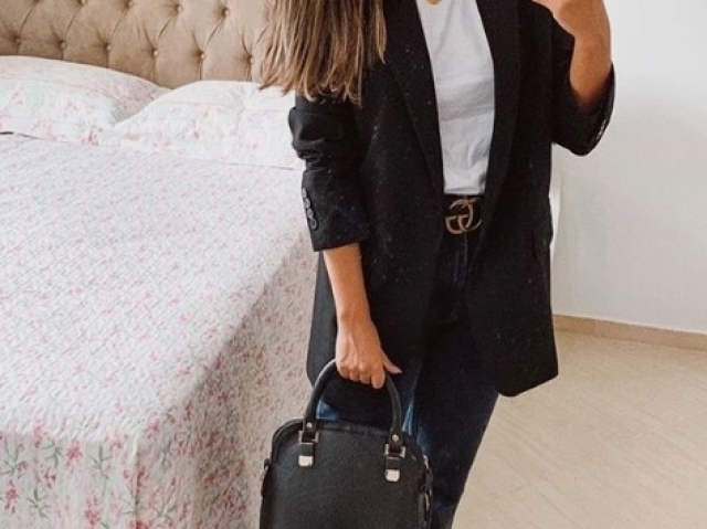 Calça preta,blusa branca,blazer preto, bolsa preta