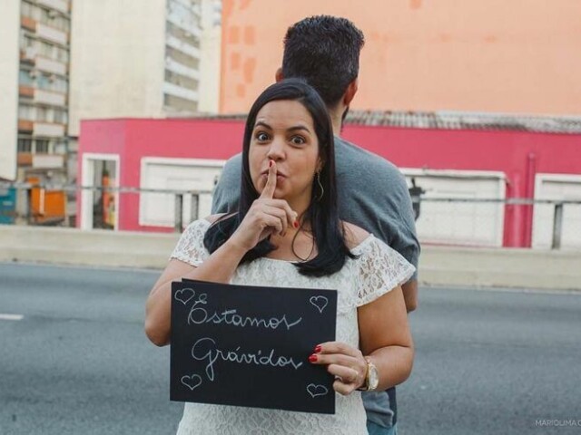 Fazer uma supresa dizendo: parabéns você e a pessoa mais sortuda do mundo você terá eu papai não fique em choque kkkk agora na barriga da mamãe não tem só comida tem eu ☺☺