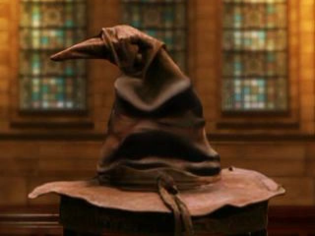 O Chapéu Seletor é colocado em cima de um banquinho Salão Principal, após o que canta uma canção de sua própria composição sobre os quatro fundadores de Hogwarts e as qualidades procuradas pelos suas respectivas Casas (esta canção é diferente a cada ano). O Chapéu Seletor também pode dar avisos aos estudantes sempre que detectar uma necessidade (pode-se presumir que a Chapéu obtém suas informações do escritório do diretor, como ele vive lá). Os novos alunos são então convocados para o banquinho, um por um, em ordem alfabética pelo sobrenome, onde se sentam em cima do banquinho e colocam o chapéu.