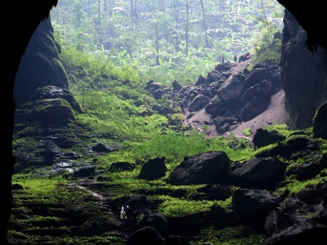 em uma caverna