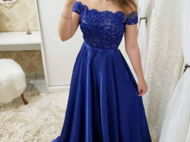 Vestido azul com o ombro de fora