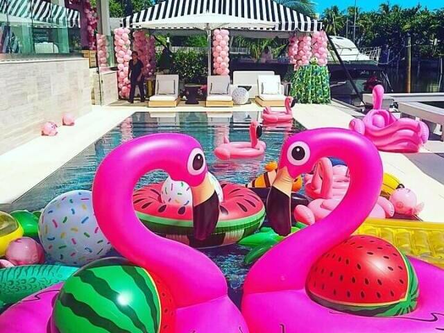 ✨🧫Como seria sua festa na piscina? 🌴🍹