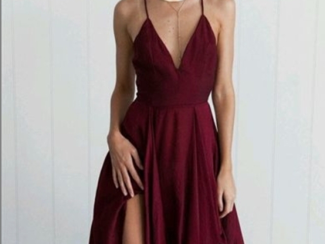 Vestido vinho ,colar grande