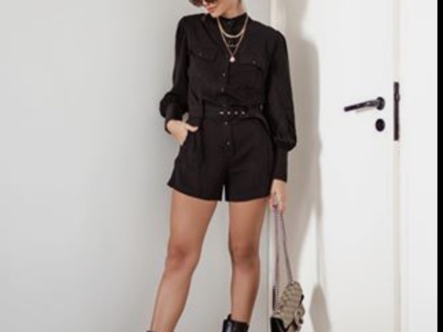 Blusa grande,short preto,colar, bolsa