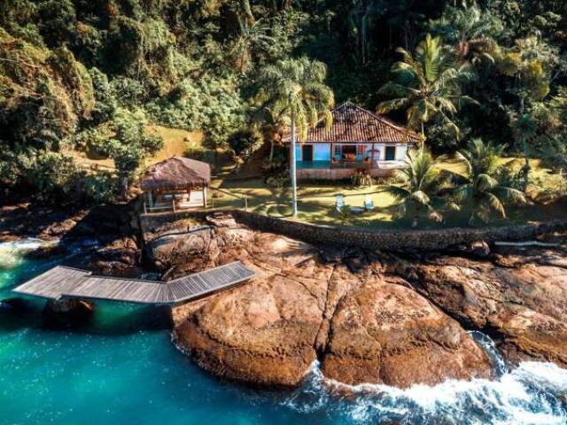 Casa perto de um rio.