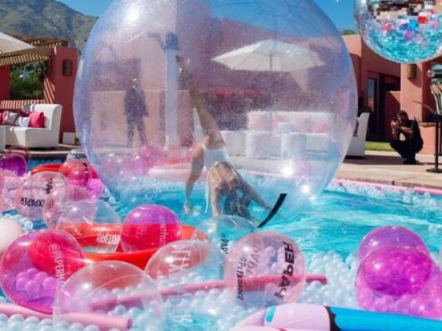 Festa na piscina top!