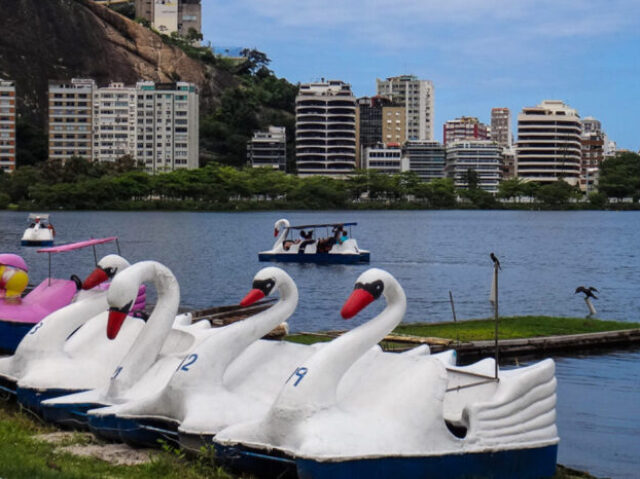 anadar de pedalinho:40$ o aluguel do barco