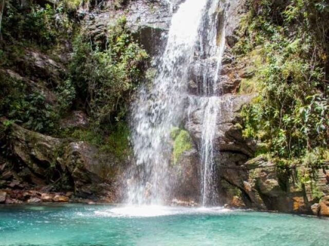 Uma trilha para uma cachoeira bem perto