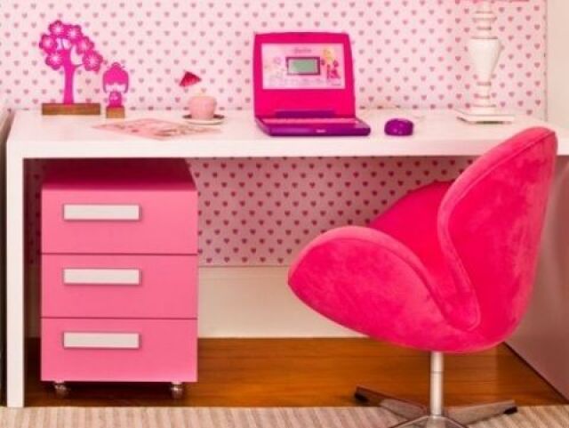 Computador e mesa bastante rosa