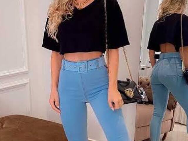 Blusa há com calça jeans azul claro