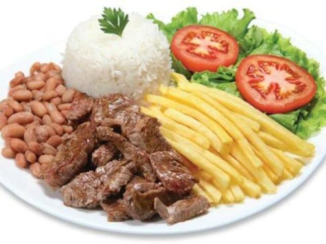 Comida brasileira (feijĂŁo, arroz branco, carne, salada e batata frita