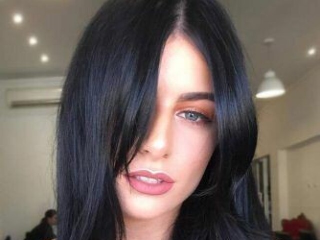 Seu cabelo seria preto🖤
