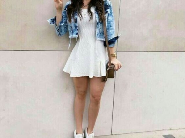 Vestido branco com jaqueta jeans