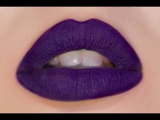 Roxo.