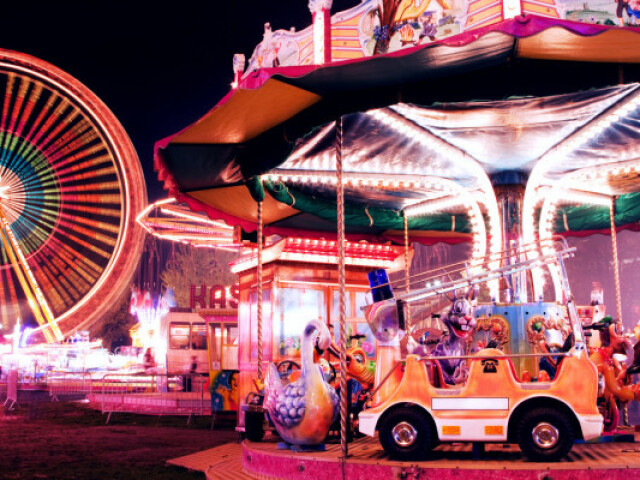 Ir ao Parque de diversões e ter uma noite muito divertida.