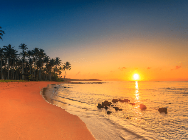 Ir a praia no final da tarde, andar pela areia, e ter um fim de tarde romântico e calmo.