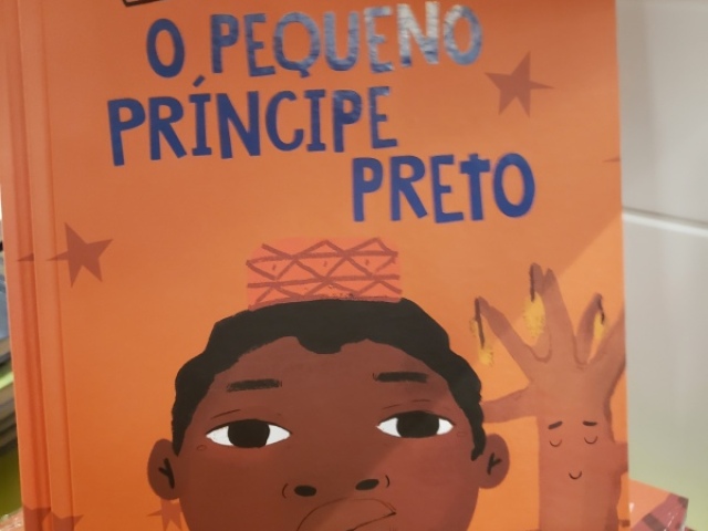 O Pequeno Príncipe Preto ( achei na livraria do shopping kkkk)