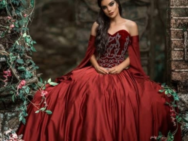 Vestido vermelho com detalhes brilhantes