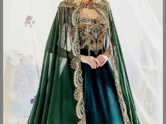 Vestido verde com detelhes em dourado