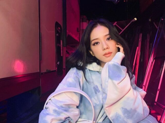 Adivinhe o M/V pela roupa(ou cena)da Jisoo