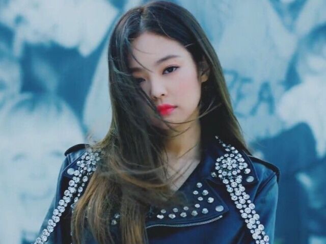 Jennie em Solo! 
(1° imagem)