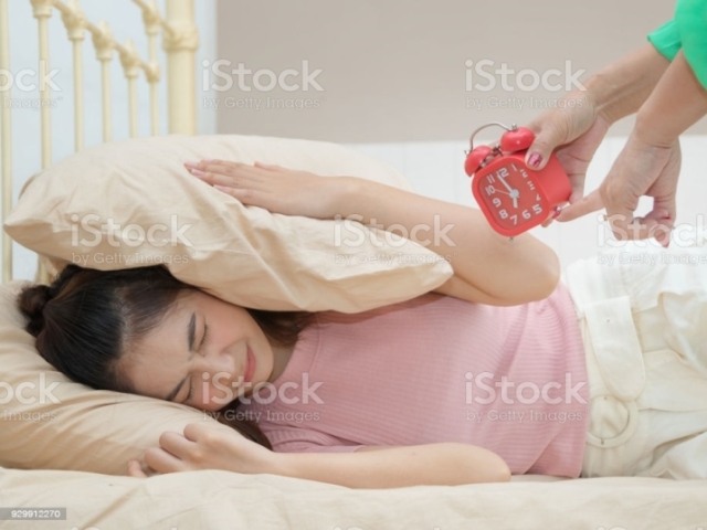 com a mãe, pai ou despertador