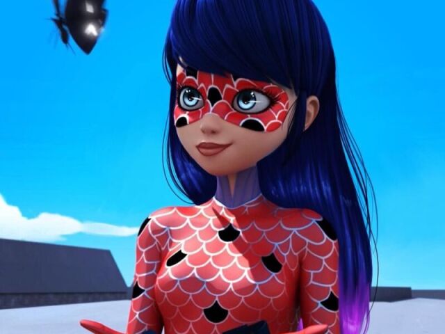 ele gosta da Ladybug, e como já demonstrou muitas vezes na série, ele pode e faz de tudo para ter o coração dela, msm que não seja correspondido