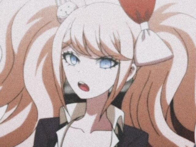 Mukuro Ikusaba (disfarçada de junko enoshima)