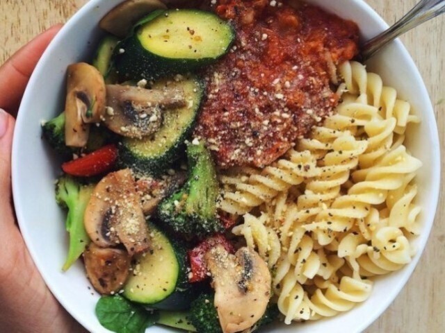 macarrĂŁooo com saladaa