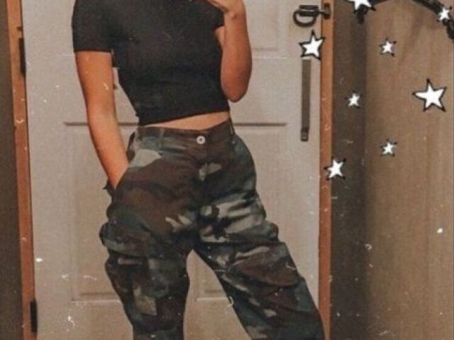 Cropped e calça camuflada