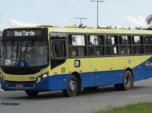 De ônibus