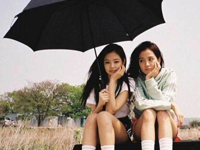 đAdivinhe qual Ă© a integrante (Jennie ou Jisoo) pela ordem da roupa!đ