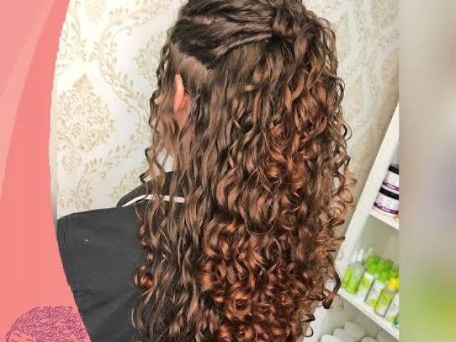 com penteado bem bĂĄsico,mas perfeito