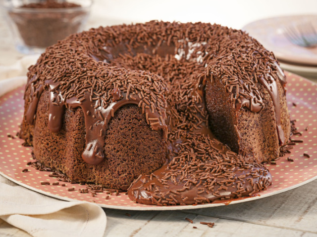 O bolo de chocolate é o ideal! Não pode faltar!
Tá, mas lembrando que a farinha de trigo refinada pode aumentar o risco de diabetes, e obesidade!