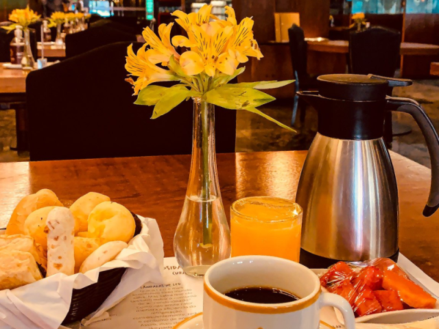 Pão de queijo , café expresso e manga