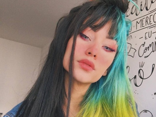 (a imagem cortou mais o cabelo e longo e tem mais cores)