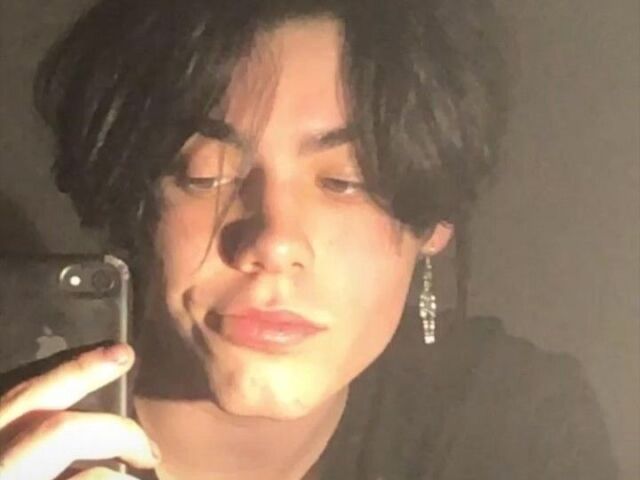 Felipe 17 anos
Sad boy