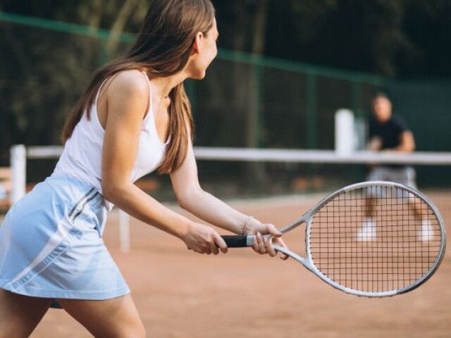 Jogar tenis.