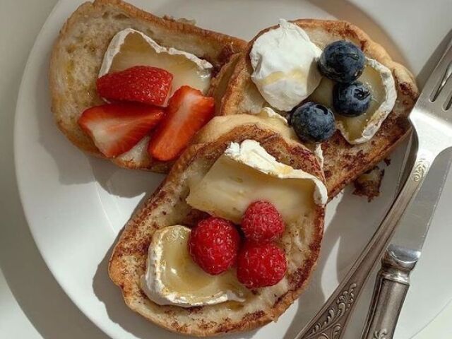 torrada com queijo brie