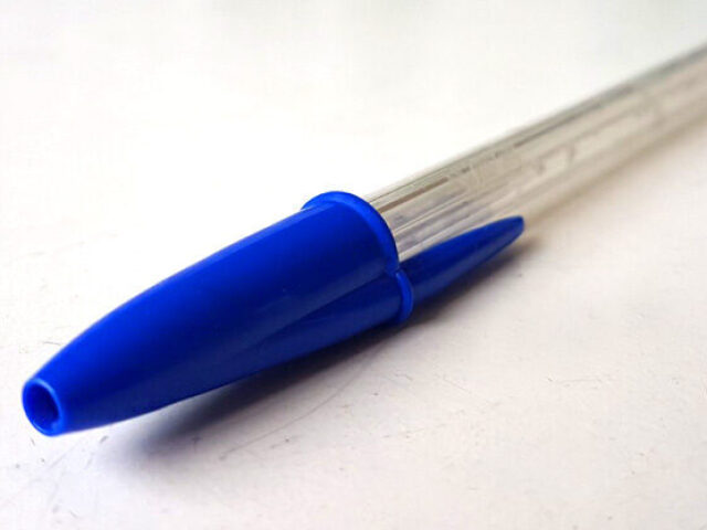 essa caneta BIC azul