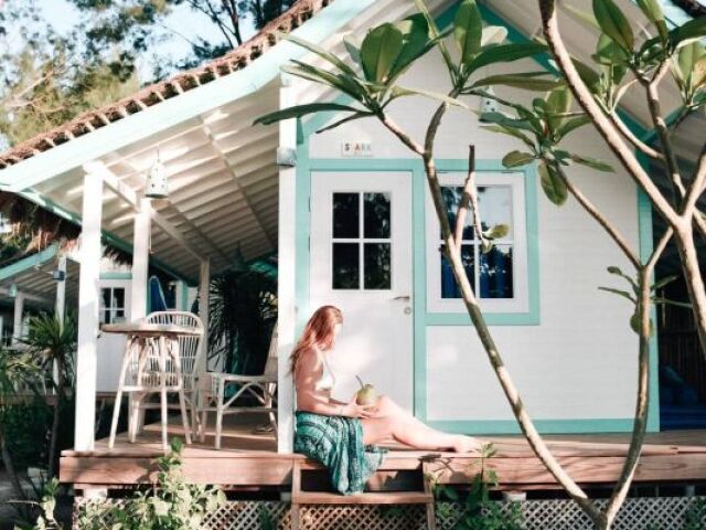 Numa casa na praia, por exemplo no Hawaii.