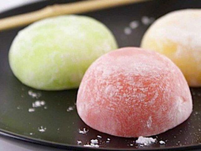 mochi (um doce japonês feito á base de farinha de arroz e um recheio de creme/sorvete)