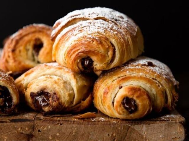 pain au chocolat (na frança tem uma briga entre o norte e o sul, devido a que no sul chamam isso de chocolatine)