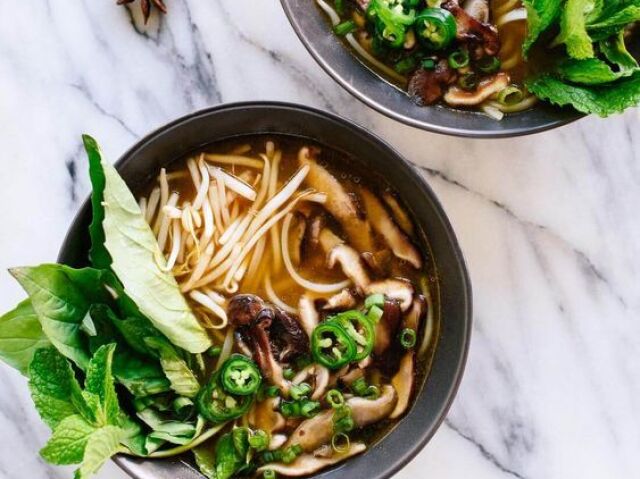 pho (tipo uma sopa de macarrão vietnamita, tem versão vegetariana)