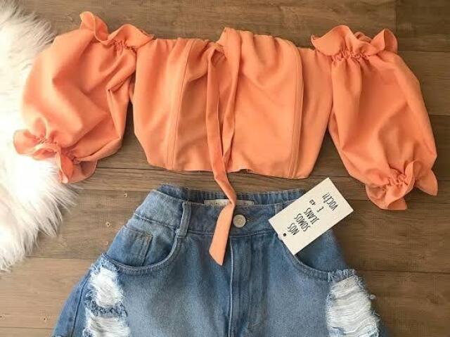 Roupa laranja com bermuda dinz